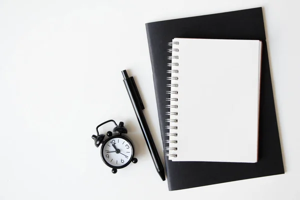 Sveglia Nera Con Notebook Penna Sfondo Bianco — Foto Stock