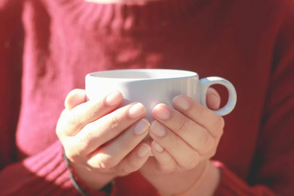 Mujer Suéter Rojo Sosteniendo Taza Café — Foto de Stock