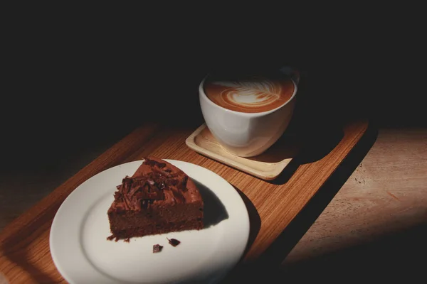 Τούρτα Σοκολάτας Καφέ Latte Art Σκηνή Είναι Αντίθεση Φως Και — Φωτογραφία Αρχείου