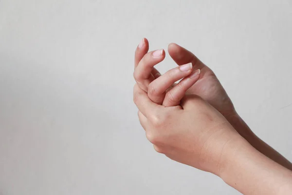 Mulher Jovem Que Sofre Dor Nas Articulações Das Mãos Dos — Fotografia de Stock