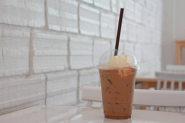 Vanilyalı Buzlu Kahve Beyaz Masada Dondurma — Stok fotoğraf