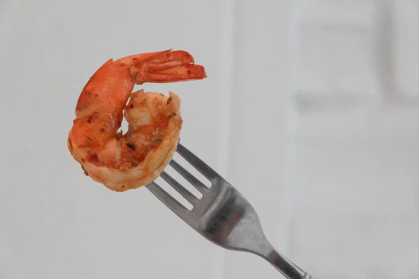 Camarones Cocidos Langostinos Sobre Tenedor Sobre Fondo Blanco — Foto de Stock