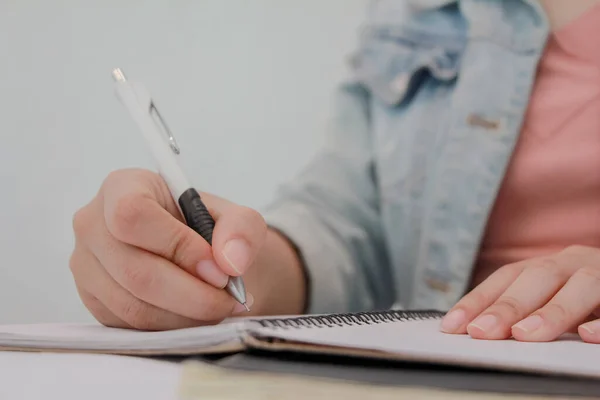 女性的手和铅笔在笔记本上写字 — 图库照片