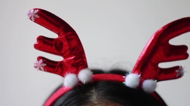 Beautiful Young Asian Woman Waring Cute Red Christmas Hair Band — Stock Video