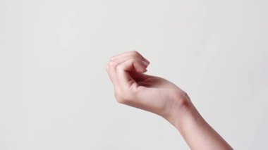 Avuç içini aç kadın eliyle sunulan ürünü.