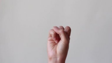 Kadın sözü işareti, elleri sıkılmış, küçük parmağı beyaz arka planda..