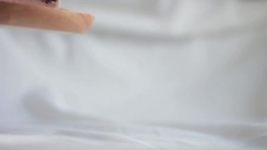 Ev yapımı çikolatalı pasta yiyorum. Kekten çatalla ısırmak.