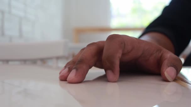 Man Hand Finger Knacka Bordet — Stockvideo
