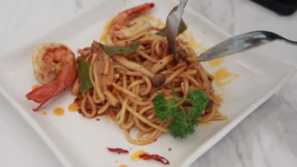 Tom Yam Kung Spaghetti Piatto Bianco Fusion Food Tailandese Italiano — Video Stock