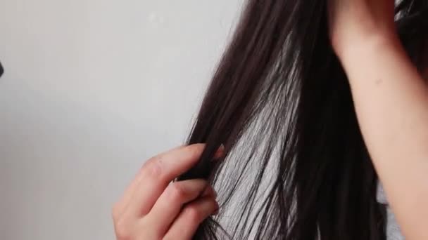 Νεαρή Ασιάτισσα Χτένα Μαλλιών Λευκό Φόντο Μαλλιά Πρόβλημα Closeup Μαλλιά — Αρχείο Βίντεο
