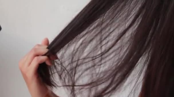 白い背景に毛櫛を持つ若いアジアの女性は クローズアップ問題の髪 髪の毛 — ストック動画