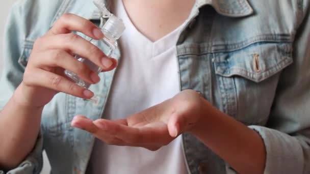 Close Woman Hands Using Wash Hand Sanitizer Gel Dispenser Coronavirus — Stock Video