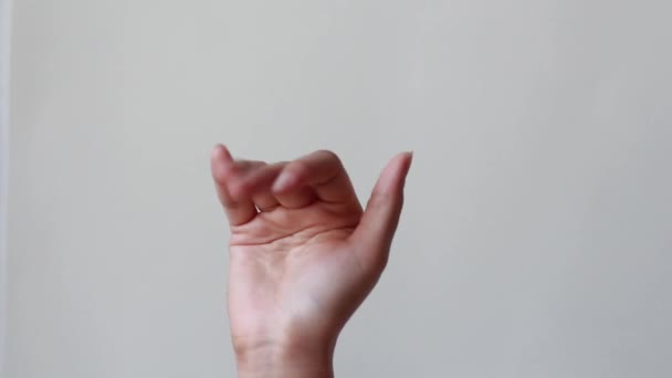 Žena Zvedá Ruku Dlaněmi Pěti Prsty Pozdravit Nebo Rozloučit — Stock video