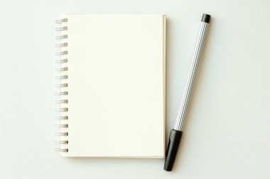 Arka planda kalem olan boş defterin üst görünümü. Eğitim kavramı.