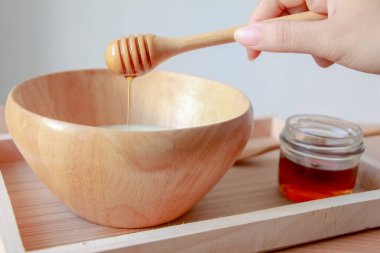 Tahta kasede yoğurdun üzerine bal dök..