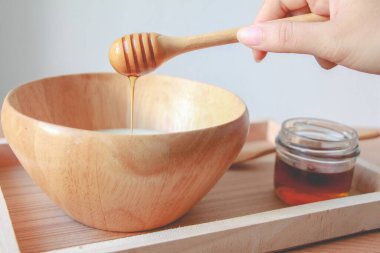Tahta kasede yoğurdun üzerine bal dök..