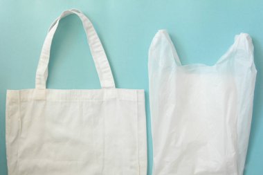 Mavi arkaplanda naylon poşetli çanta.