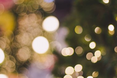 Bulanık bokeh ışıklı Noel ağacı.