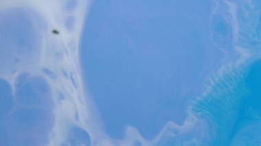 Soyut sıvı mürekkep boya dokusu. mor ve mavi renkli girdaplı mermer arkaplan.