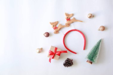 Beyaz arka planda fotokopi alanı ile dekore etmek için düz bir Noel süsü. Tatil kavramı.