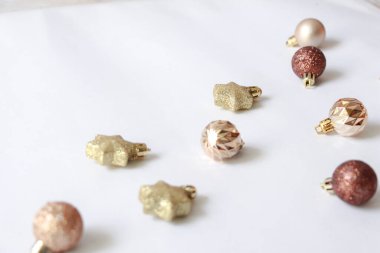 Beyaz arkaplanda kopyalama alanı olan Noel süsleri.