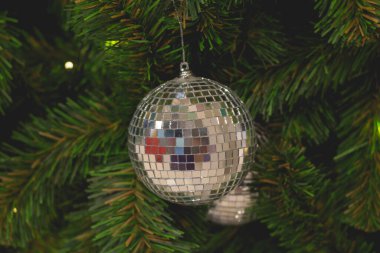 Gümüş parıltılı Noel balosu ağaçta, süs.