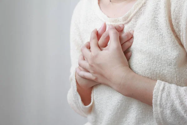 Göğüs Ağrısı Çeken Bir Kadın Kalp Krizi Geçiriyor Sağlık Tıp — Stok fotoğraf