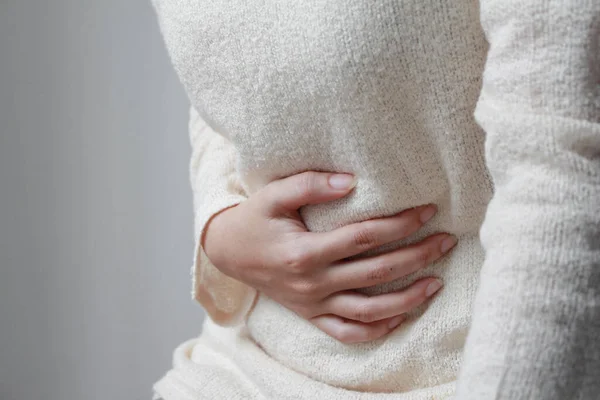 Fiatal Fehér Póló Szenved Hasi Fájdalom Menstruációs Fájdalom — Stock Fotó