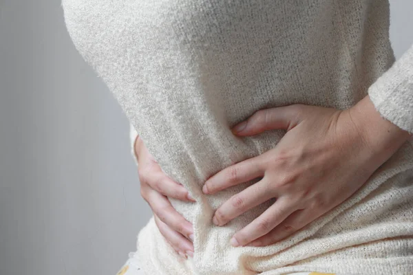 Fiatal Fehér Póló Szenved Hasi Fájdalom Menstruációs Fájdalom — Stock Fotó