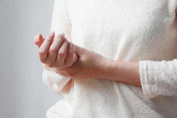 Brazos Femeninos Sosteniendo Muñeca Dolorosa Causada Por Trabajo Prolongado Computadora — Foto de Stock