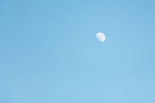 Księżyc Dzienny Półksiężyc Błękitnym Niebem — Zdjęcie stockowe