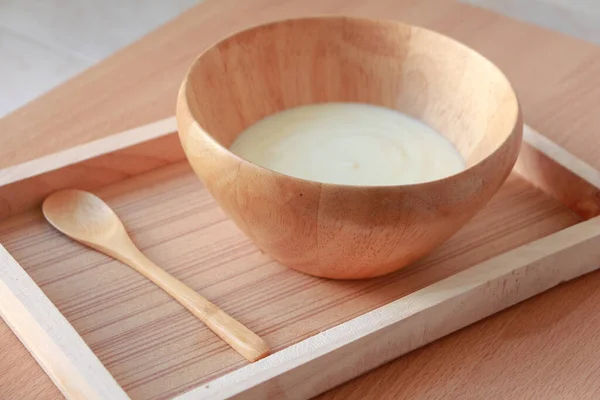 Biały Jogurt Naturalnej Drewnianej Misce Drewnianą Łyżką — Zdjęcie stockowe