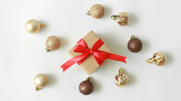 Flache Lage Des Weihnachtsschmucks Zur Dekoration Mit Geschenkbox Auf Weißem — Stockfoto