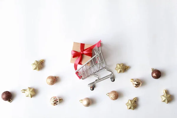 Caja Regalo Miniatura Carrito Compras Sobre Fondo Blanco Navidad Feliz —  Fotos de Stock