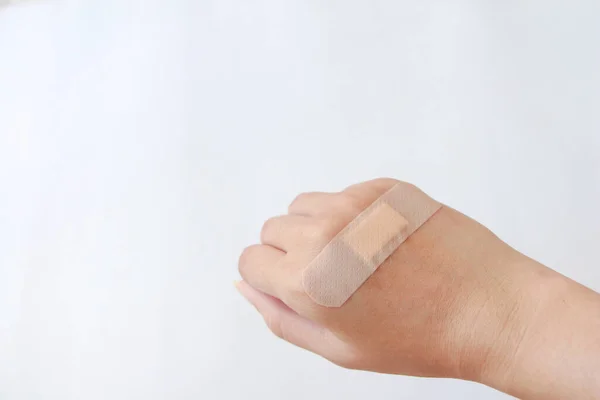 若い女性が手を負傷し 応急処置のために接着剤包帯石膏を使用しています — ストック写真