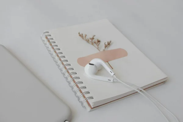 Earphone Flowers Sticky Plaster Notebook — Stock Photo, Image