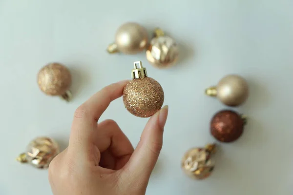 Hand Hält Goldene Weihnachtskugeln Auf Weißem Hintergrund — Stockfoto