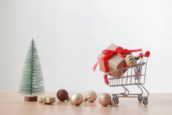 Caja Regalo Miniatura Carrito Compras Sobre Fondo Blanco Navidad Feliz —  Fotos de Stock