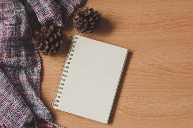 defter ve kalem ahşap masaya