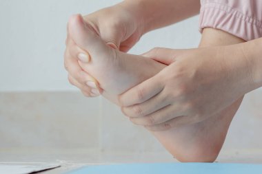 Sağlık hizmeti konsepti. Kadın yaya olarak acı çekiyor.,