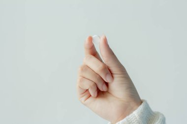 Beyaz arka planda el ele tutuşma hapı.