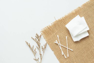 Ürün için kopyalama alanı olan çuval bezli pamuklu çubuklar..