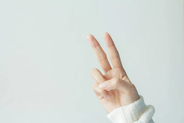 Mão Feminina Mostrando Sinal Vitória Fundo Branco Jovem Mulher Mostra — Fotografia de Stock