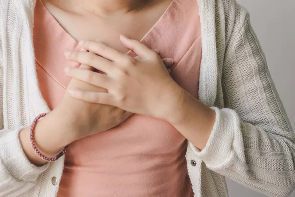 Göğüs Ağrısı Çeken Bir Kadın Kalp Krizi Geçiriyor Sağlık Tıp — Stok fotoğraf