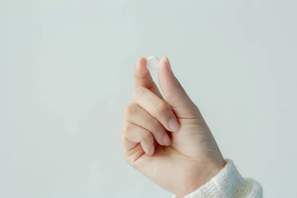 Mulher Mão Segurando Pílula Fundo Branco — Fotografia de Stock