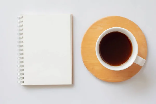 白色背景的笔记本电脑和咖啡杯的顶部视图 — 图库照片