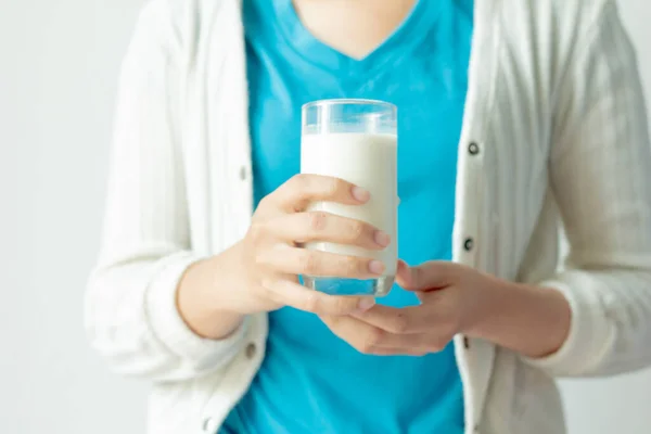 Kvinnelig Hånd Som Holder Glass Med Fersk Melk Hvit Bakgrunn – stockfoto