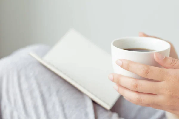 Donna Bere Caffè Leggere Libro Casa Giorno Accogliente — Foto Stock