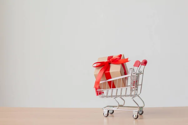 Caja Regalo Miniatura Carrito Compras Sobre Fondo Blanco Navidad Feliz —  Fotos de Stock