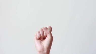 Bir eli işaret diliyle iki parmağını kaldıran bir kadın. İki parmağı havada ve barış ya da zafer sembolü ya da V harfi gösteriyor..
